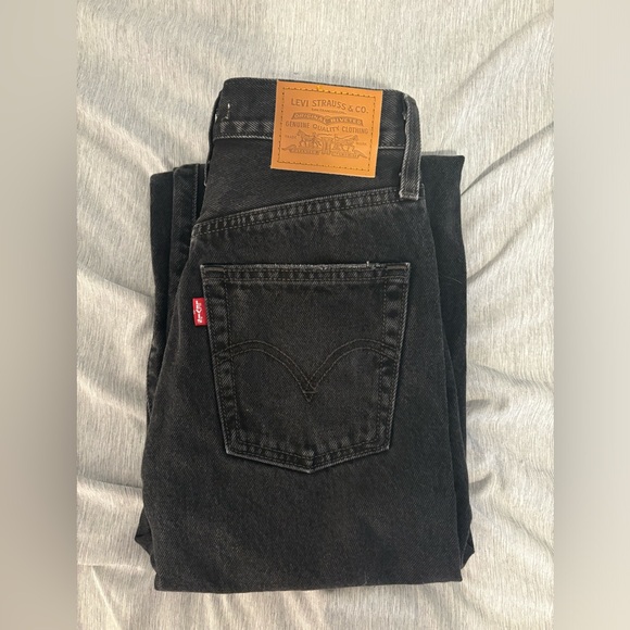 Levi’s Ribcage Straight Ankle Jeans - Picture 2 of 3